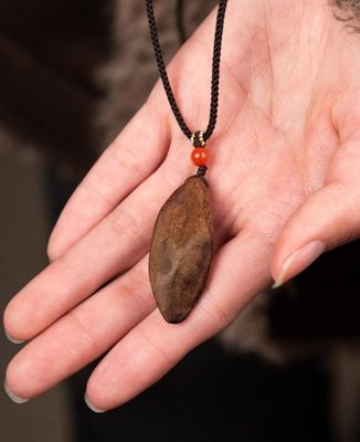 Carved Agarwood 18K Gold Buddha Necklace Pendant For Special Day Gift