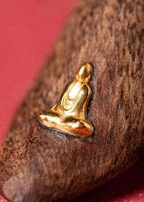 Carved Agarwood 18K Gold Buddha Necklace Pendant For Special Day Gift