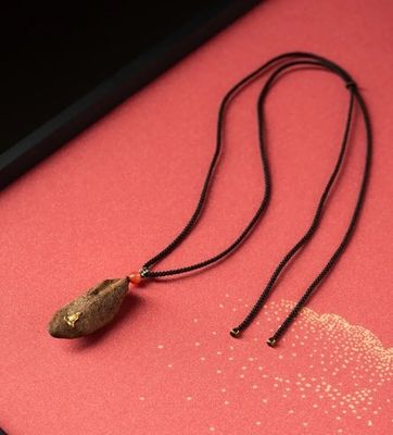 Carved Agarwood 18K Gold Buddha Necklace Pendant For Special Day Gift