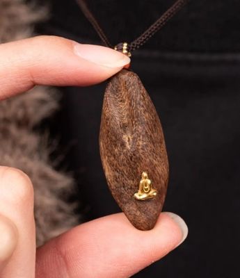 Carved Agarwood 18K Gold Buddha Necklace Pendant For Special Day Gift