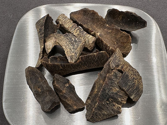 Medium Scent Strength Raw Agarwood Logs Fragrance Notes Sandalwood For Aromatherapy