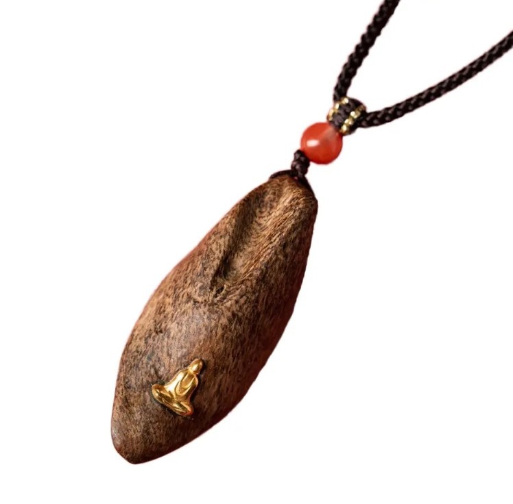 Carved Agarwood 18K Gold Buddha Necklace Pendant For Special Day Gift