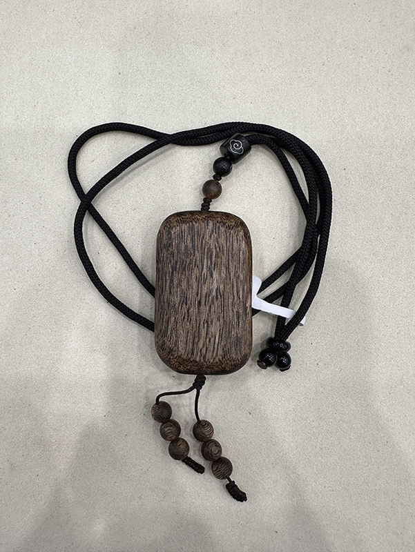 Stylish Beaded Agarwood Pendant For Fashionable Individuals