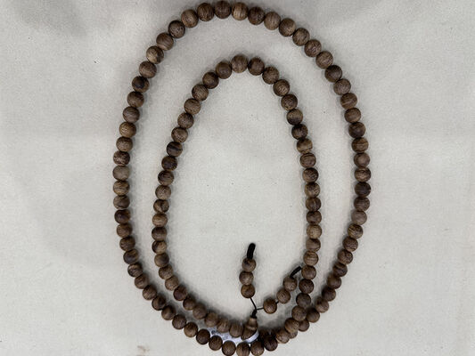 Bom preço Uma pulseira autêntica de madeira de agar desenhada com contas de madeira de agar cuidadosamente selecionadas perfeitas para práticas espirituais e moda on-line